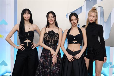 Blackpinks Lisa Debuts Most Risqué Look Yet at 2024 VMAs